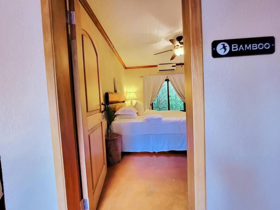 Vive Utila - Bed & Breakfast Екстер'єр фото