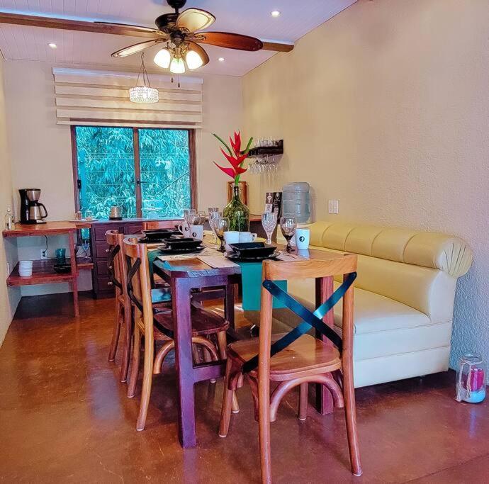 Vive Utila - Bed & Breakfast Екстер'єр фото