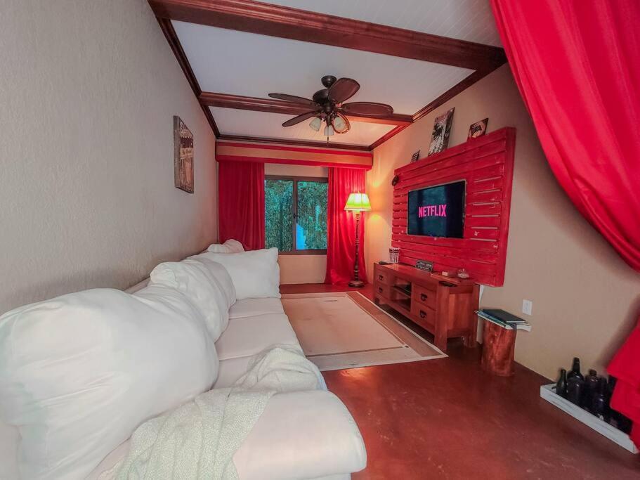 Vive Utila - Bed & Breakfast Екстер'єр фото